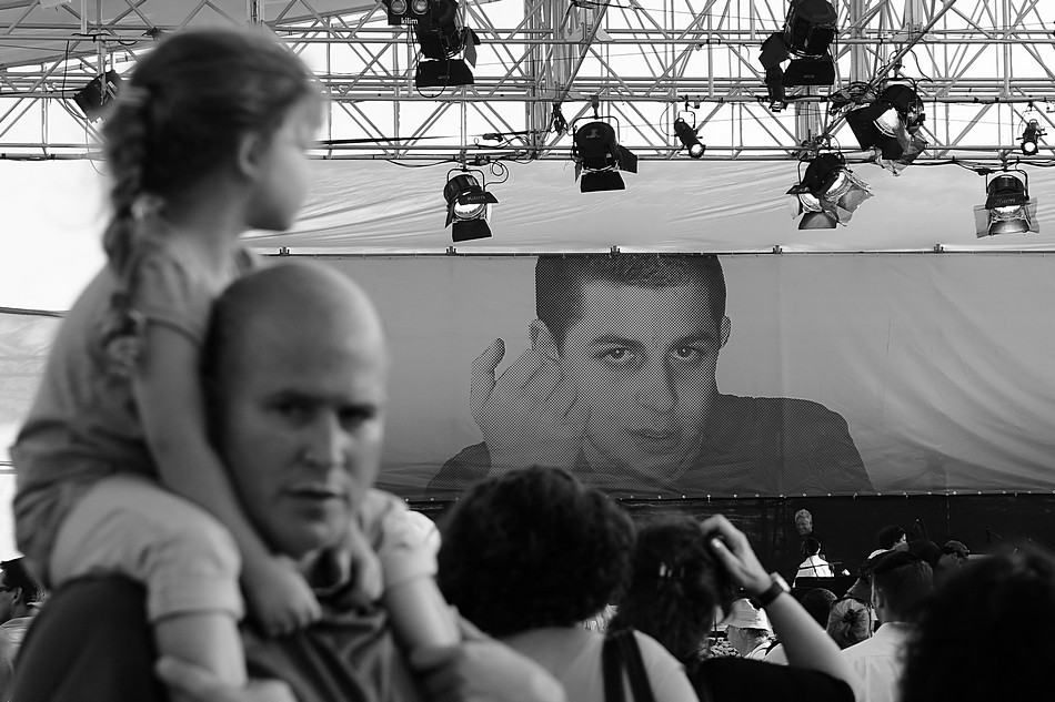 by: Raphael Abecassis